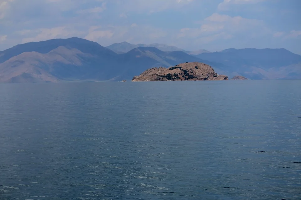 Van Gölü üzerinde bir ada ve uzanan dağlar